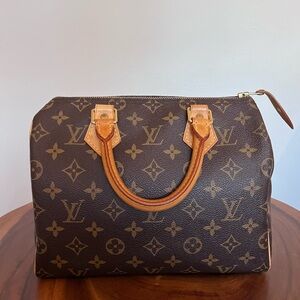 Luis Vuitton Authentic monogram speedy 30 handbag. Vintage. Like new condition.